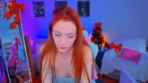 Snapshot of alyssa_smitt chatting on December 22, 7:33 am alyssa_smitt online show from December 22, 7:33 am