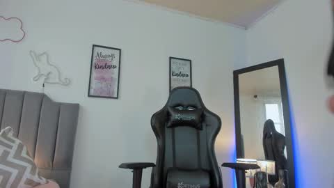 Hi Im AmaiaHelp me reach 100 likes online show from November 17, 7:41 pm