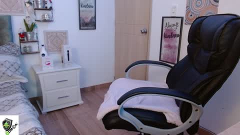 Snapshot of amalia_brunette chatting on December 11, 2:30 am AMALIA online show from December 11, 2:30 am