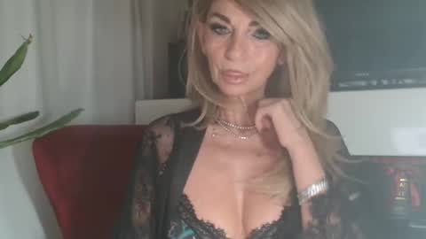 Snapshot of amanda0803 chatting on September 23, 10:18 am Angel or Demon online show from September 23, 10:18 am