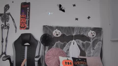 Snapshot of amandabrooks_18 chatting on October 15, 2:11 am Amanda online show from October 15, 2:11 am