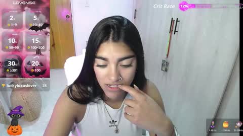 Snapshot of amara_silk chatting on October 31, 2:23 am amara_silk online show from October 31, 2:23 am