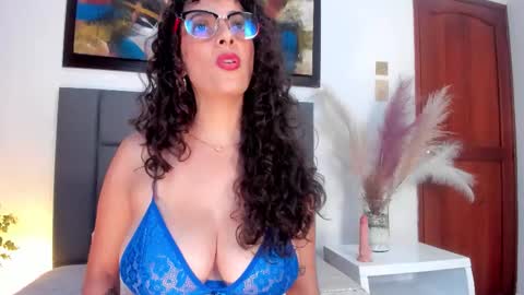 Amara Yasbel online show from November 1, 6:21 pm