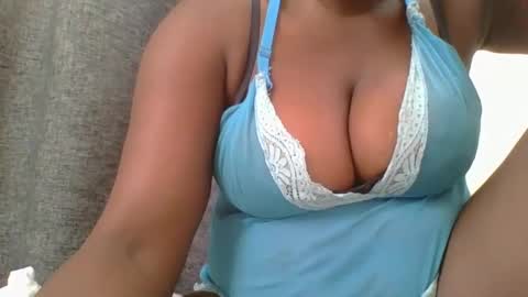 Snapshot of ambar_jasiri chatting on December 20, 2:16 pm Mia online show from December 20, 2:16 pm