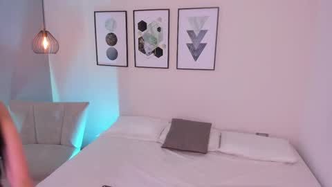 ambarevans_ online show from September 30, 11:26 am