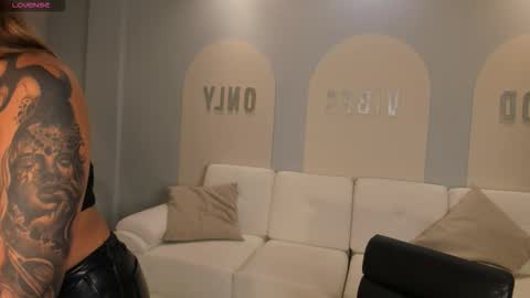 ambarowens online show from January 7, 4:04 am