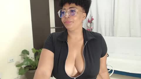 Snapshot of ambarsofhia chatting on February 27, 9:25 pm Amber Sofhia online show from February 27, 9:25 pm