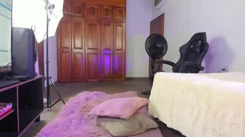 Snapshot of amber_lee20 chatting on February 8, 12:49 am LUISA online show from February 8, 12:49 am