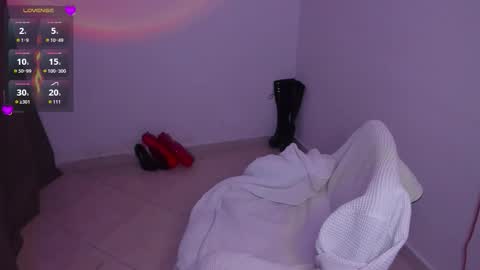 Snapshot of amber_smith20 chatting on December 2, 11:23 pm find me here --- online show from December 2, 11:23 pm