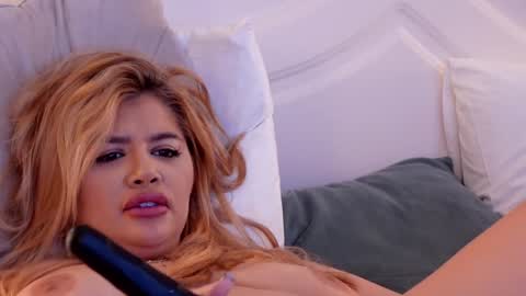 Amberseyes online show from December 11, 3:05 pm