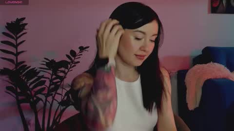 Snapshot of ambientmoon chatting on October 3, 5:32 pm Moon inst 4mbientmoon online show from October 3, 5:32 pm