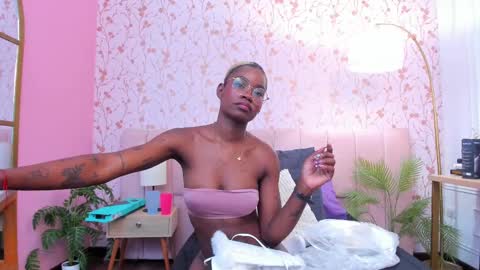 Amelia Adams online show from November 12, 7:35 pm