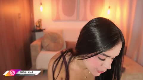 Snapshot of amelie_gonzalez chatting on November 19, 7:25 pm online show from November 19, 7:25 pm