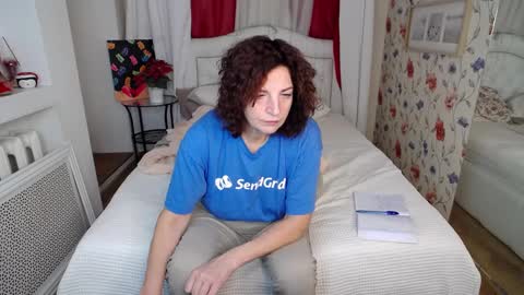 Snapshot of amihotgranny chatting on December 31, 7:20 am Ami online show from December 31, 7:20 am