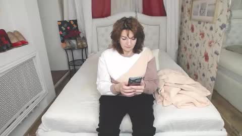 Snapshot of amihotgranny chatting on December 15, 5:44 am Ami online show from December 15, 5:44 am