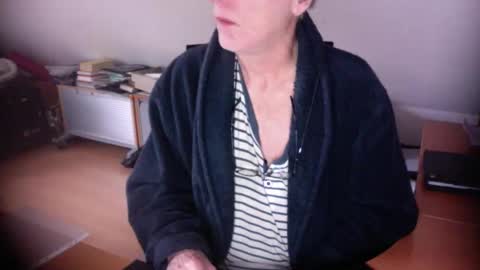 Snapshot of amor2200 chatting on November 28, 10:18 am Amor2200 online show from November 28, 10:18 am