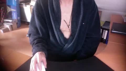 Snapshot of amor2200 chatting on December 16, 9:03 am Amor2200 online show from December 16, 9:03 am