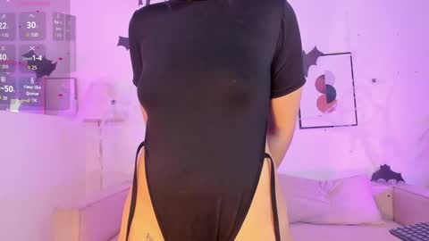 Snapshot of amy_lit chatting on October 27, 6:45 pm Hello I am Allison Welcome to my room and let is have a good time together whith me online show from October 27, 6:45 pm