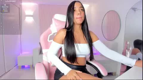 Snapshot of amy_medina_ chatting on February 26, 6:43 pm Emily online show from February 26, 6:43 pm