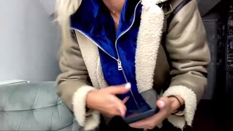 Snapshot of amyroberta92 chatting on January 28, 10:12 am amyroberta92 online show from January 28, 10:12 am