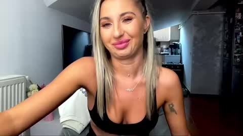 Snapshot of amyroberta92 chatting on February 14, 10:28 am amyroberta92 online show from February 14, 10:28 am