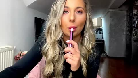 Snapshot of amyroberta92 chatting on February 17, 10:07 am amyroberta92 online show from February 17, 10:07 am