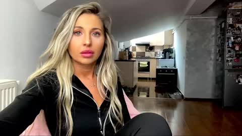 Snapshot of amyroberta92 chatting on February 18, 10:16 am amyroberta92 online show from February 18, 10:16 am