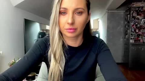 Snapshot of amyroberta92 chatting on September 25, 7:01 am amyroberta92 online show from September 25, 7:01 am