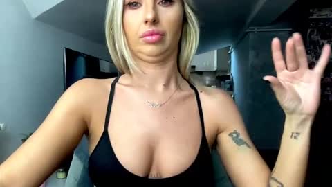 Snapshot of amyroberta92 chatting on November 21, 7:51 am amyroberta92 online show from November 21, 7:51 am