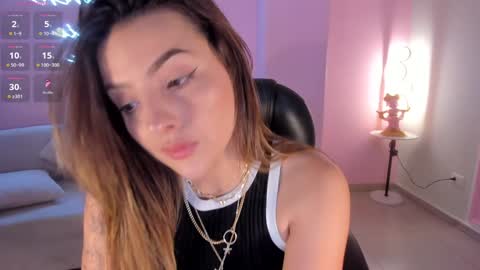 Snapshot of amywoods chatting on December 28, 6:18 pm online show from December 28, 6:18 pm