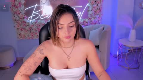 Snapshot of amywoods chatting on January 13, 1:23 am online show from January 13, 1:23 am