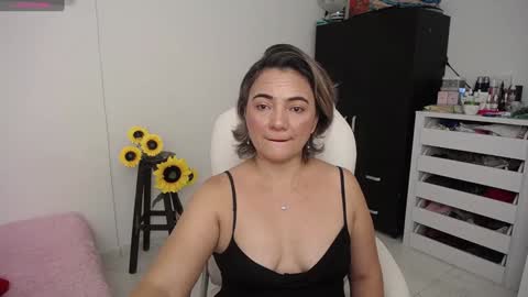 Snapshot of ana_hotmilf chatting on December 4, 1:09 pm Ana online show from December 4, 1:09 pm