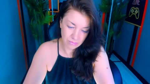 Snapshot of ana_mills chatting on May 6, 9:47 am Ana online show from May 6, 9:47 am