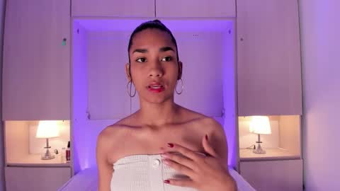 anaacollins_ online show from November 28, 11:35 am