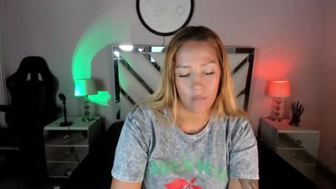 Snapshot of anahii_jones chatting on March 5, 7:49 pm Anah Jones online show from March 5, 7:49 pm