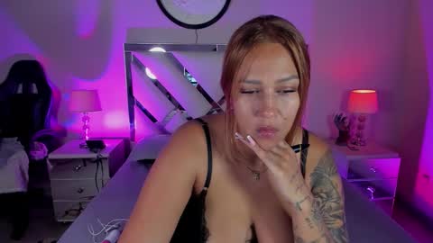 Snapshot of anahii_jones chatting on December 1, 8:03 pm Anah Jones online show from December 1, 8:03 pm