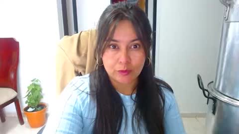 Snapshot of anaids_dam chatting on December 15, 12:40 am anaids online show from December 15, 12:40 am