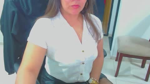 Snapshot of anaids_dam chatting on December 19, 12:02 am anaids online show from December 19, 12:02 am