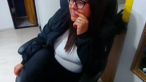 Snapshot of anaids_dam chatting on December 22, 7:00 am anaids online show from December 22, 7:00 am