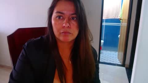 Snapshot of anaids_dam chatting on December 23, 9:40 pm anaids online show from December 23, 9:40 pm