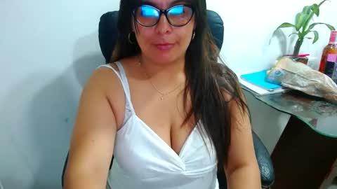 Snapshot of anaids_dam chatting on December 25, 7:24 am anaids online show from December 25, 7:24 am