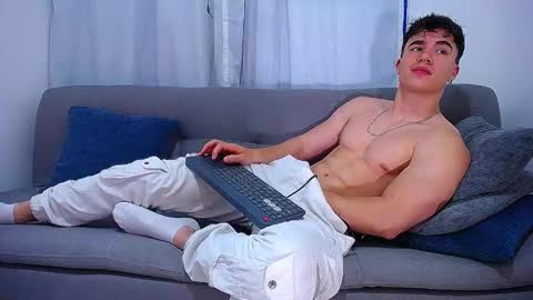 Snapshot of andre_parker chatting on November 18, 1:33 am Andre Parker online show from November 18, 1:33 am