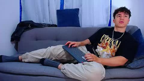 Snapshot of andre_parker chatting on February 21, 12:44 am Andre Parker online show from February 21, 12:44 am