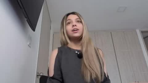 Snapshot of andreau_19 chatting on April 24, 2:08 pm andreau 19 online show from April 24, 2:08 pm