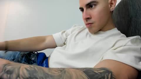 Snapshot of andresjuan92 chatting on November 8, 5:51 am onlyfanscallmegotter online show from November 8, 5:51 am