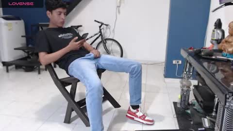 Snapshot of andressdean chatting on December 16, 1:21 am Andres Dean online show from December 16, 1:21 am