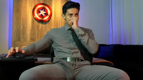 Snapshot of andrew_elliot chatting on December 4, 6:22 am Andrew online show from December 4, 6:22 am