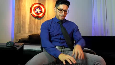 Snapshot of andrew_elliot chatting on December 15, 7:13 am Andrew online show from December 15, 7:13 am