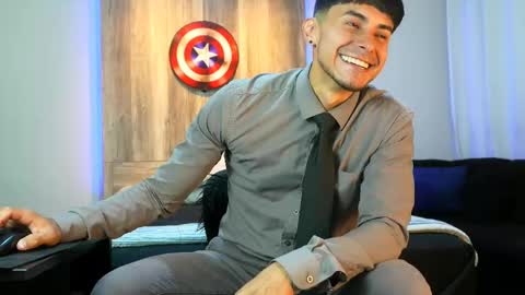 Snapshot of andrew_elliot chatting on March 5, 2:25 am Andrew online show from March 5, 2:25 am