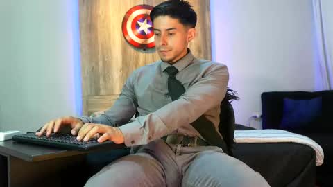 Snapshot of andrew_elliot chatting on March 8, 3:17 am Andrew online show from March 8, 3:17 am